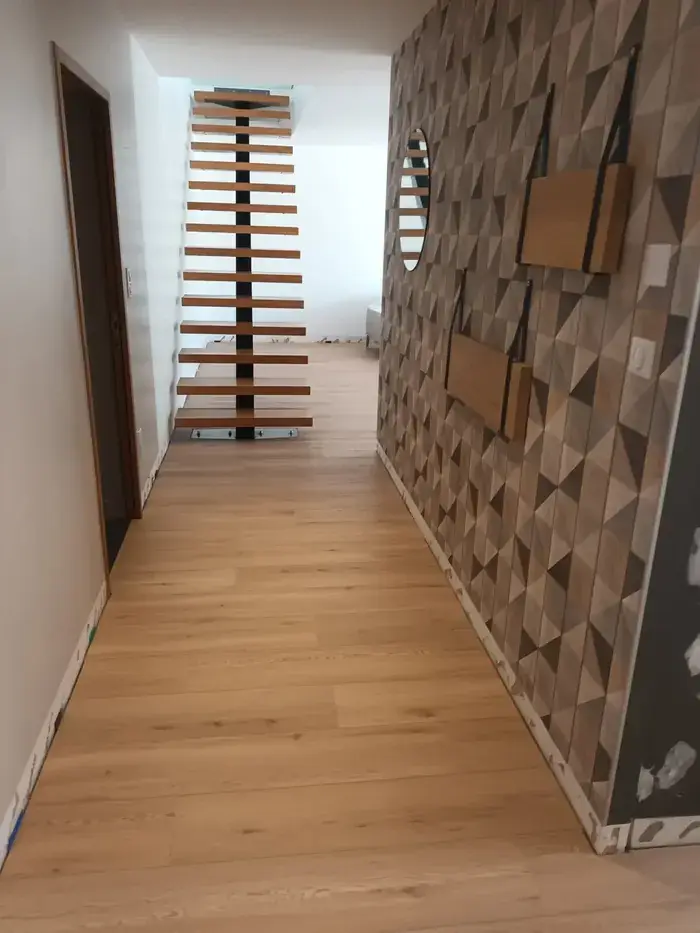 Apr&egrave;s travaux &mdash; entr&eacute;e et escalier &agrave; Cuisery