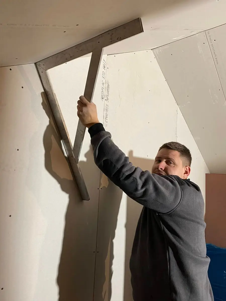 Matthieu, artisan plâtrier peintre BATIMM RENOV au travail