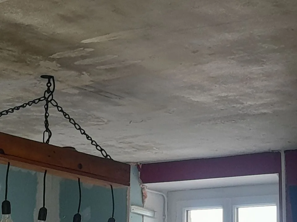 Plafond de cuisine avant travaux, enduit cloqué et taché, murs dans deux anciennes teintes