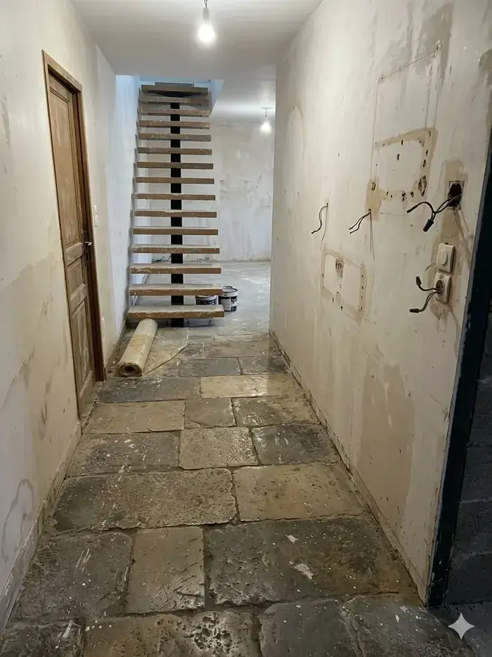 Avant travaux &mdash; entr&eacute;e et escalier &agrave; Cuisery