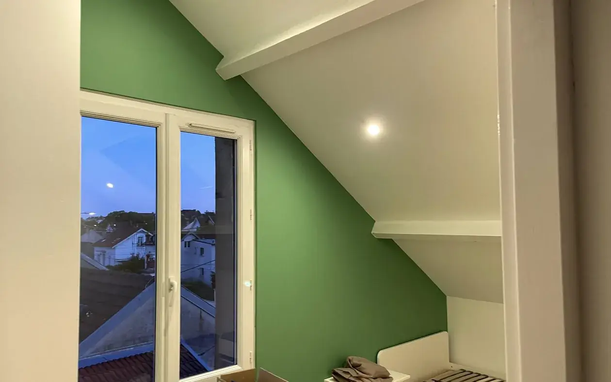Chambre repeinte en vert sous rampant, spot encastré et boiseries blanches, chantier terminé