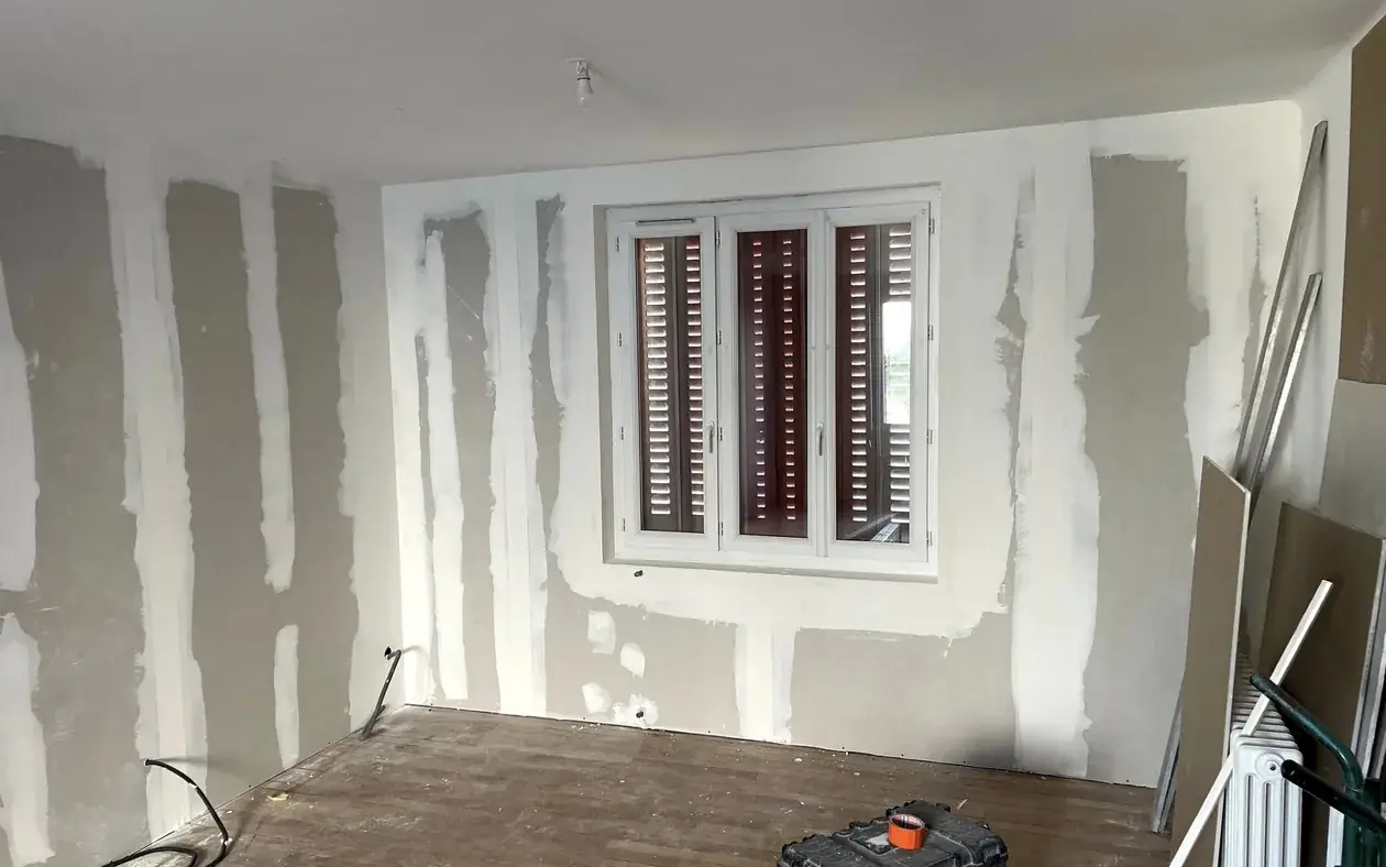 Doublage neuf posé dans une pièce ancienne à parquet et menuiseries d'origine