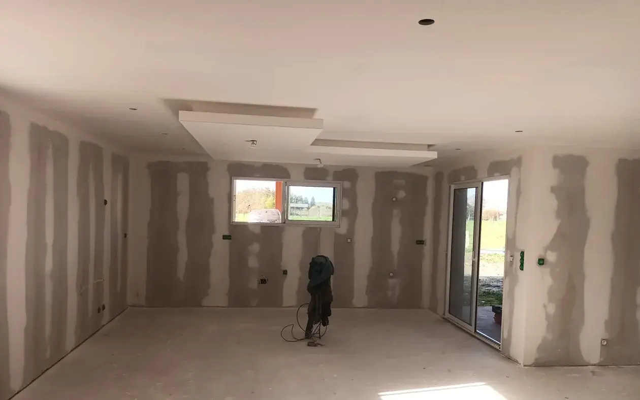 Faux plafond suspendu à retombées dans une grande pièce
