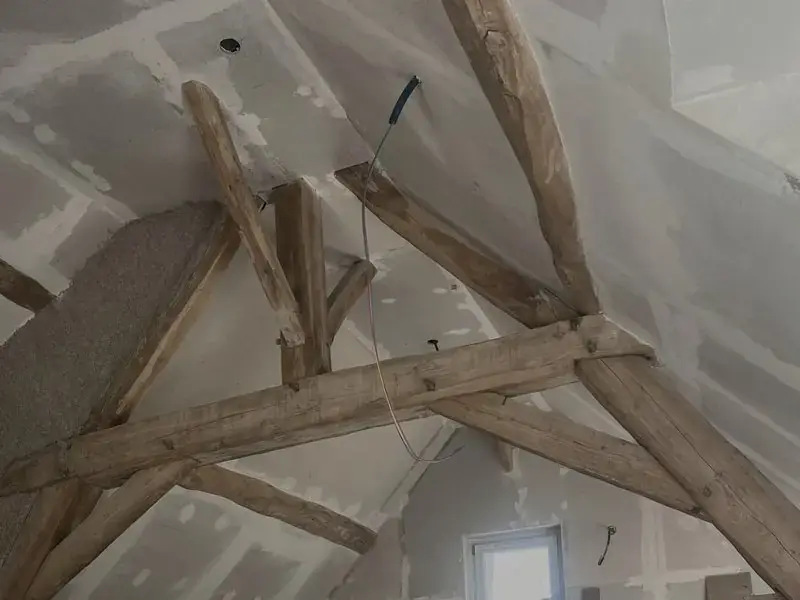 Charpente en bois habillée de plaques de plâtre sous rampant