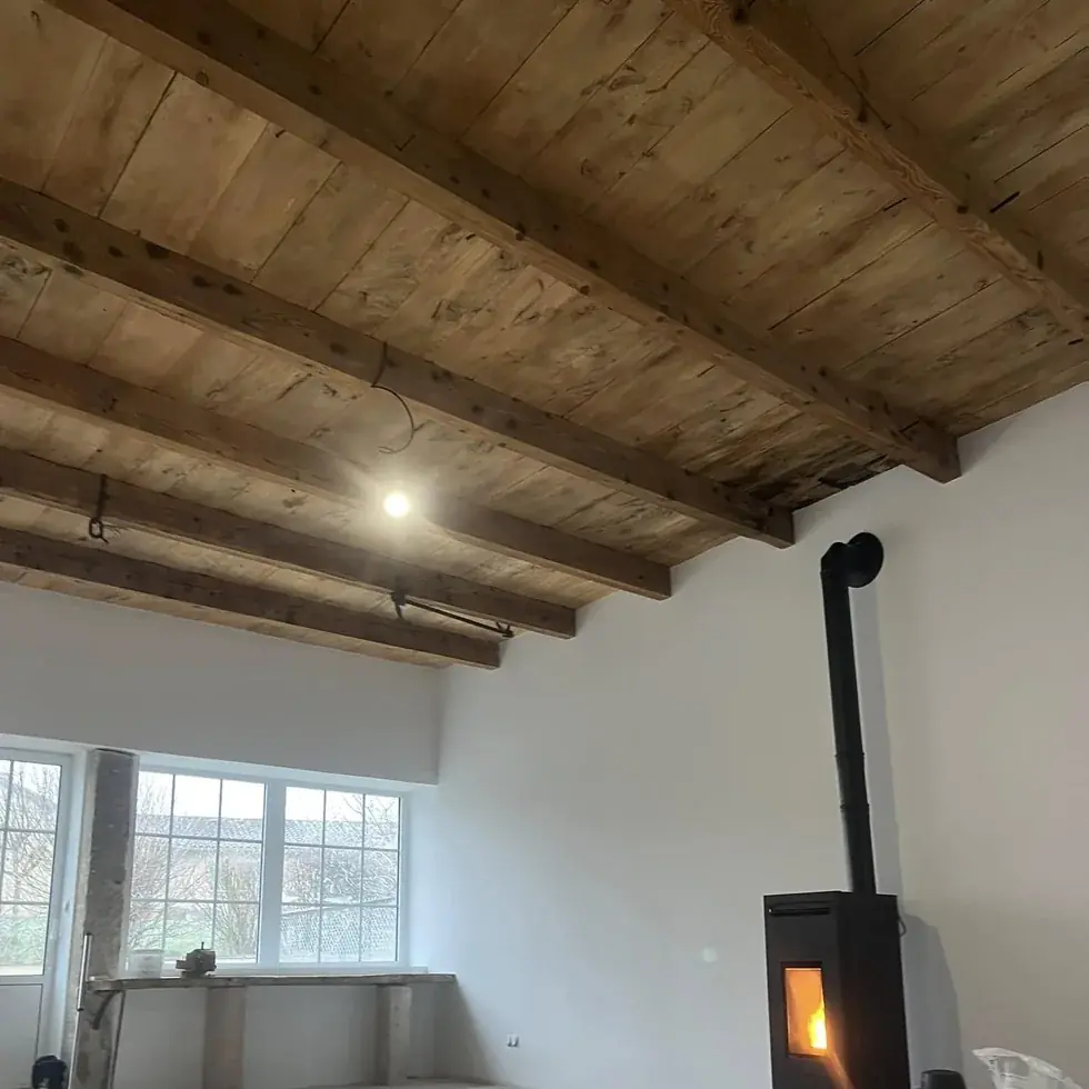 Grange r&eacute;nov&eacute;e dans le Jura par BATIMM RENOV : poutres apparentes, enduits lisses et b&eacute;ton cir&eacute;